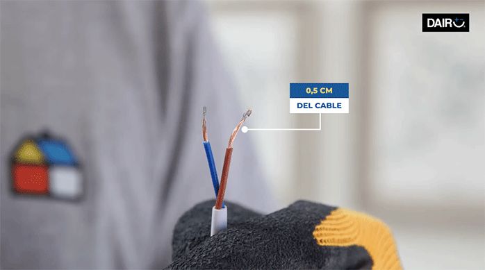 una persona sostiene los cables del panel led con las manos.
