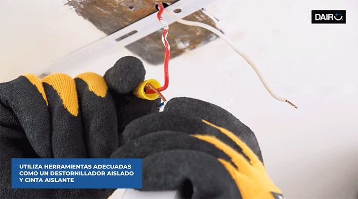 una persona conecta los cables del panel led con los de la conexión eléctrica de la casa.