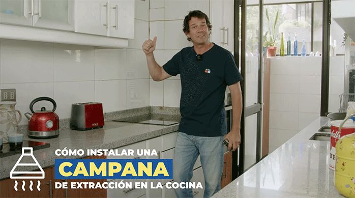 un hombre en una cocina listo para enseñar cómo instalar una campana de extracción.