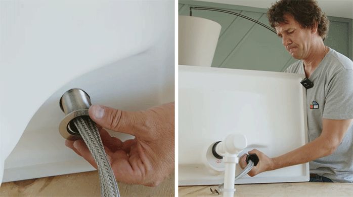 un hombre instala los flexibles del monomando en el lavamanos.