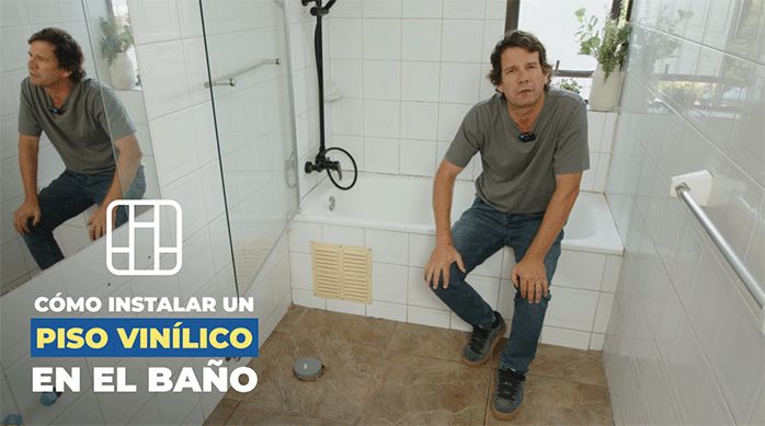 un hombre sentado en el borde de una tina listo para enseñar cómo instalar un piso vinílico en el baño.