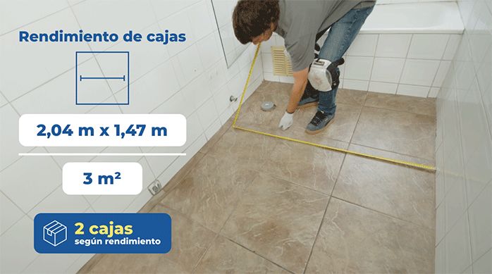 una persona mide el ancho de un baño con una huincha de medir, para calcular la cantidad de piso vinílico que necesitará para remodelarlo.