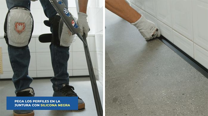 una persona aplica un cordón de silicona en un perfil metálico y lo pega en la juntura del piso vinílico con el muro del baño.