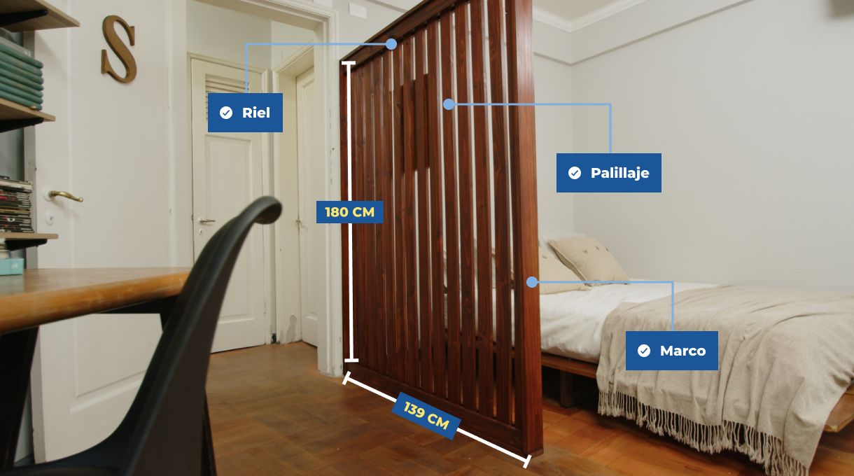 un separador de ambientes hecho de pino seco cepillado en un dormitorio, junto a gráficas que indican sus dimensiones y componentes.