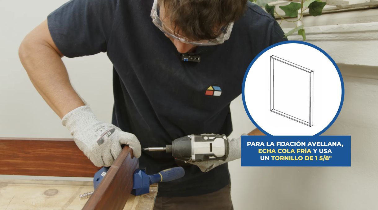 una persona une las esquinas del marco del separador de ambientes usando tornillos.