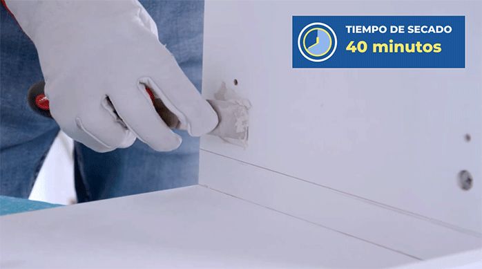 una persona aplica pasta de retape en un velador para tapar sus imperfecciones.