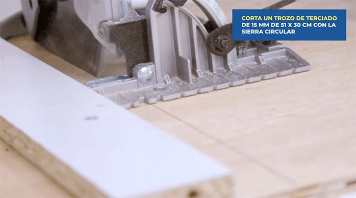 una persona corta un trozo de terciado usando una sierra circular.