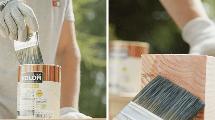 una persona aplica impregnante para madera en los trozos de pino oregón usando una brocha.