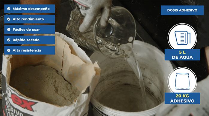 una persona vierte agua en un balde para hacer la mezcla del adhesivo para porcelanato.