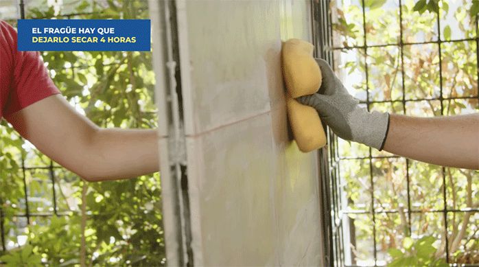 una persona usa una esponja húmeda para limpiar los restos de fragüe