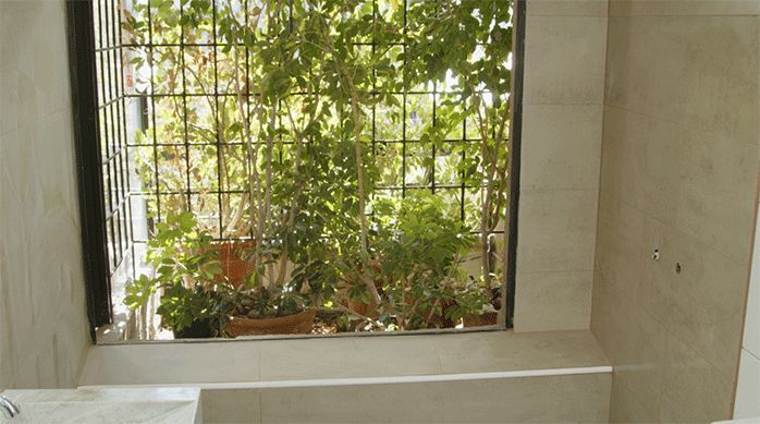 una ducha recién renovada con porcelanato.
