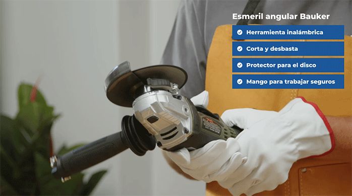 una persona sosteniendo un esmeril angular Bauker.