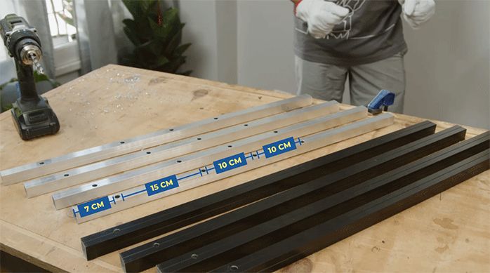 los perfiles metálicos para hacer el escritorio ajustable con sus perforaciones.