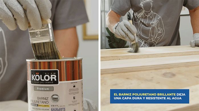 una persona aplica barniz marino en el trozo de terciado de mueblería usando una brocha.