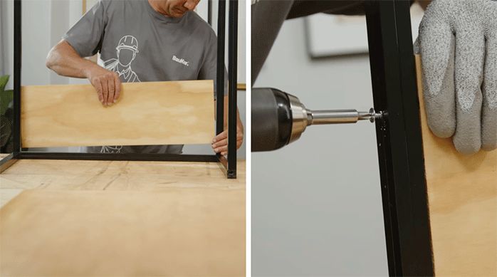 una persona fija el refuerzo de madera en la base del escritorio ajustable usando tornillos.