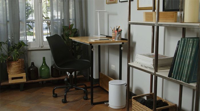 un escritorio con altura regulable para home office recién construido.