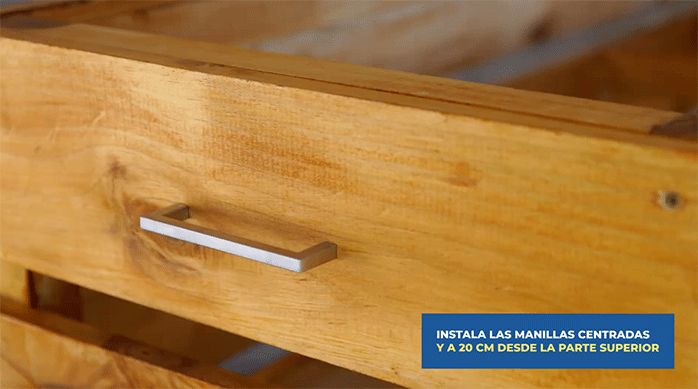 lateral de la jardinera movible con una manilla recién instalada para que sea más fácil moverla.