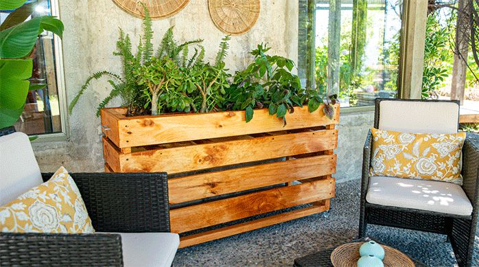 una jardinera movible o jardinera móvil con ruedas recién construida y puesta en la terraza de una casa.