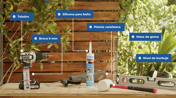 herramientas y materiales para instalar una mampara en la ducha: taladro, broca de 6 mm, silicona para baño, pistola calafatera, mazo de goma y nivel de burbuja.