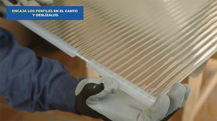 una persona encaja los perfiles de goma en la mampara de ducha.