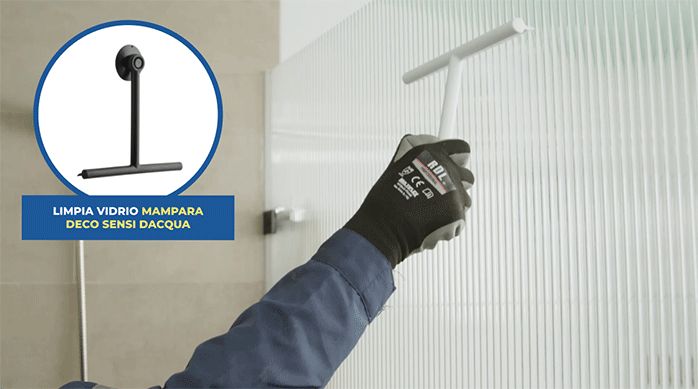 una persona usa un limpia vidrio mampara deco sensi dacqua para limpiar la mampara recién instalada.