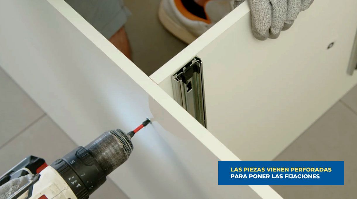 una persona instala el vertical de un mueble con lavaplatos y encimera.