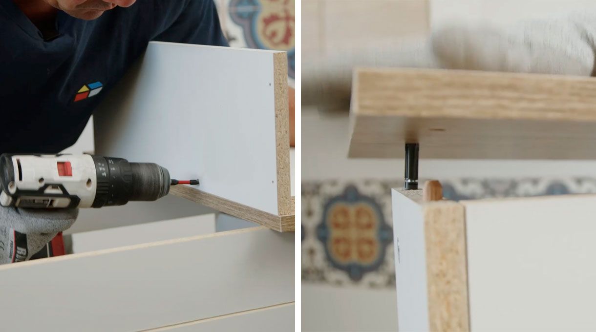 una persona arma un cajón del mueble de cocina.