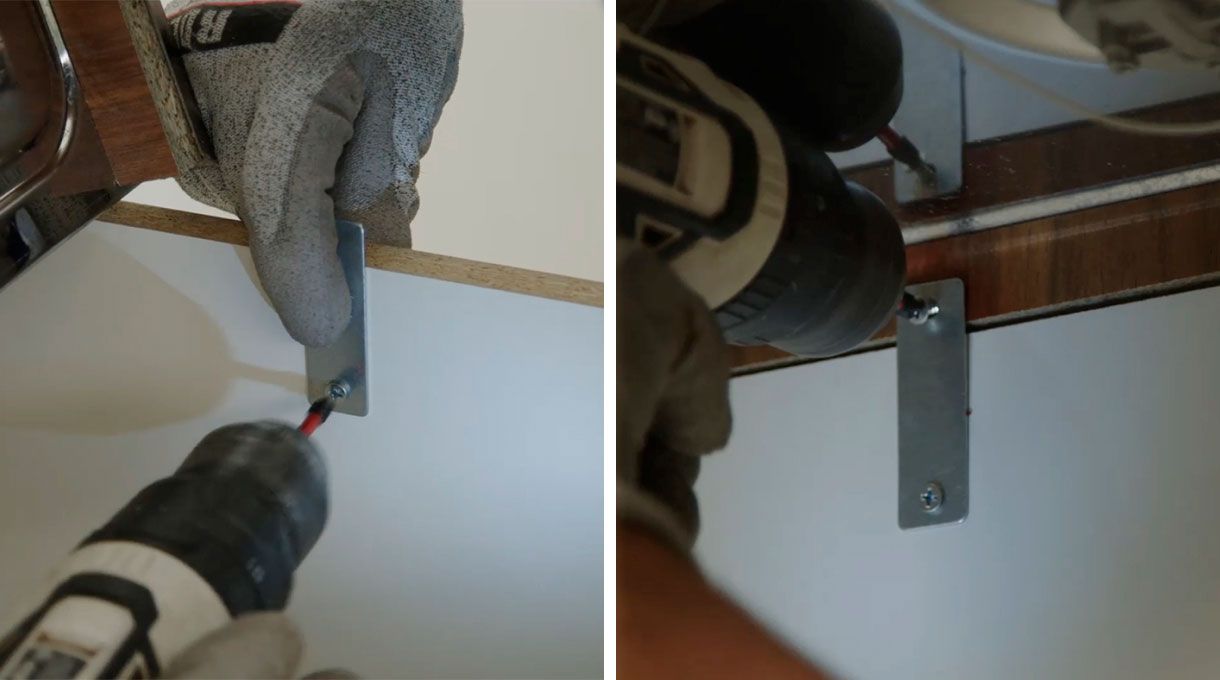 una persona fija la cubierta del mueble de cocina con pletinas metálicas.