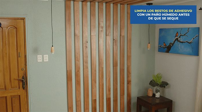 el muro de un living con trozos de roble vaporizado recién pegados, para hacer una linda decoración de interior.