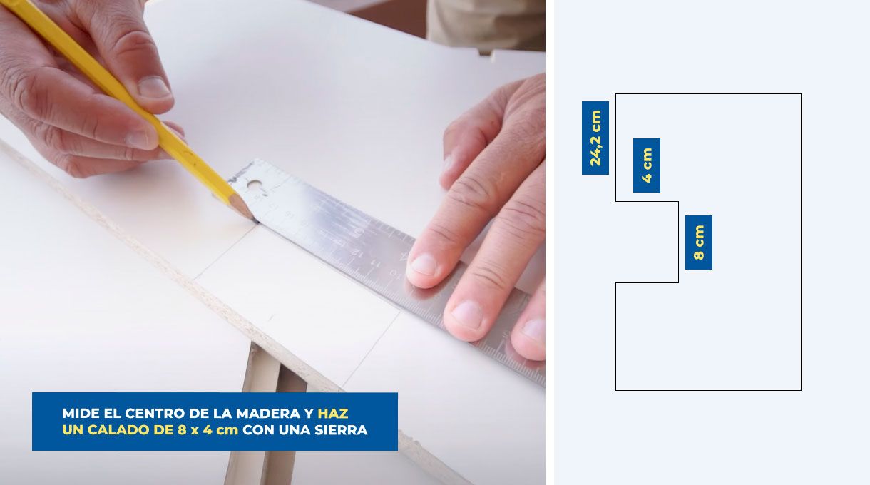 una persona marca un calado en un trozo de melamina.