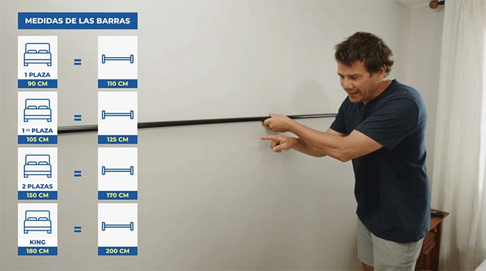 una persona presenta la barra de cortina en la pared a la altura indicada para el respaldo de cojines.