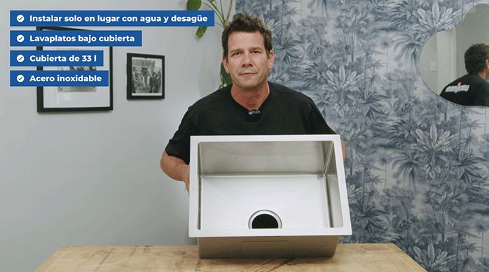 un hombre sostiene un lavaplatos bajo cubierta de la marca sensi dacqua