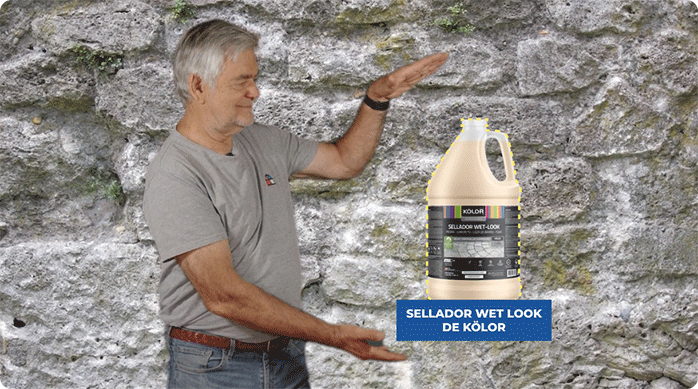 un hombre adulto mayor con polera gris muestra el sellado wet look de Kölor.