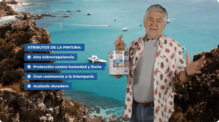 un hombre adulto mayor con polera gris y una guayabera con estampado sostiene un tarro de pintura hidrorrepelente.