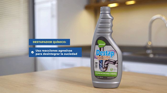 una botella de destapador químico destap sobre el mesón de una cocina.