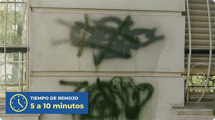 el muro de una fachada con rayados y removedor para grafitis recién aplicado.