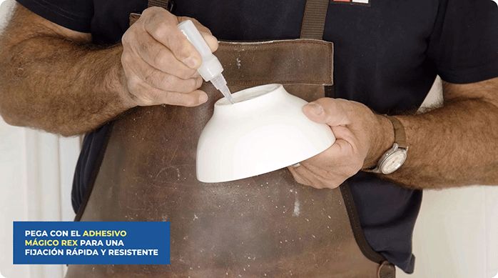 un hombre aplica adhesivo en la base de un bowl.