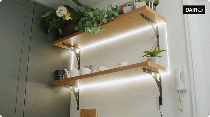 dos repisas de una cocina iluminadas con cintas led.