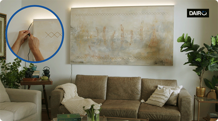un cuadro en el living iluminado con un perfil con cintas led en su interior.
