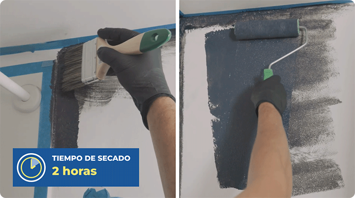 una persona aplica aqua proof de lanco en los muros de un baño usando una brocha y un rodillo.