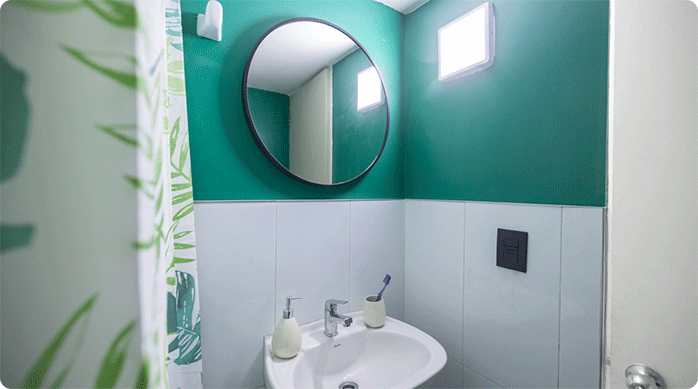 un baño recién renovado con una membrana impermeabilizante, esmalte al agua y cerámicas.
