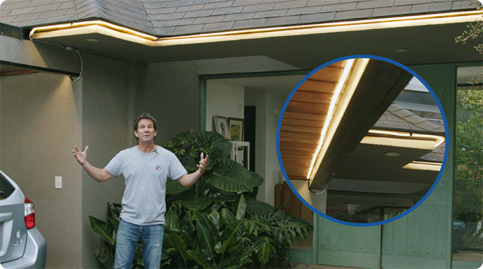 un hombre frente a la entrada de una casa en donde acaba de instalar tiras de luces led para iluminar mejor el espacio.