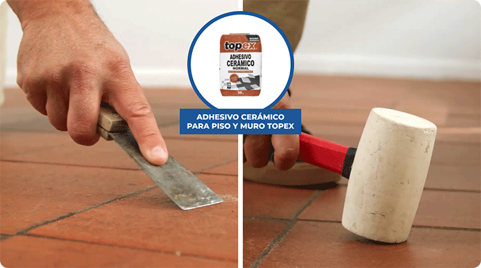 una persona limpia el piso de cerámica en que instalará el piso vinílico con una espátula y luego corrobora que estén firmes las cerámicas usando un mazo de goma.