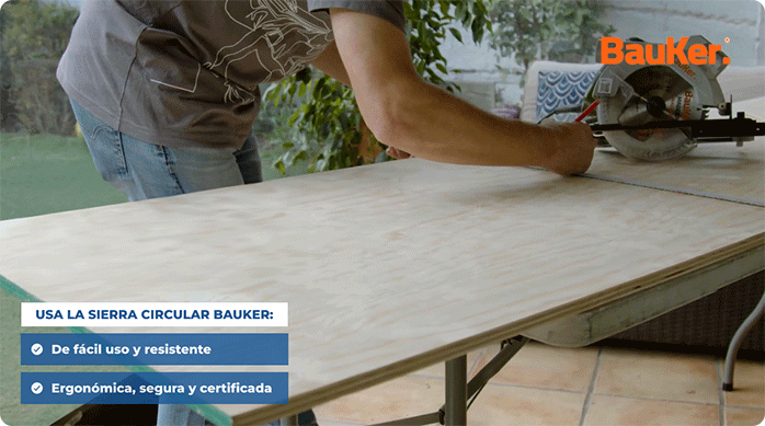 un hombre marca una plancha de terciado mueblería.