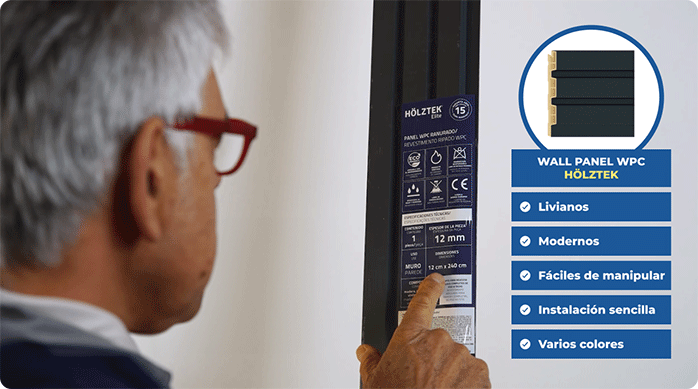 un hombre adulto mayor con lentes muestra un panel ranurado o wall panel o WPC.