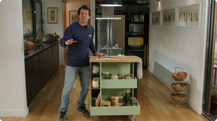 un hombre en una cocina al lado del mueble isla de cocina que acaba de construir.