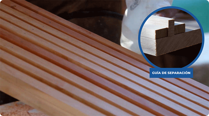 una de las puertas del mueble estante con el empalillado hecho en su superficie.