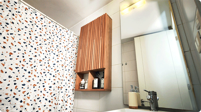 mueble estante para baño pequeño recién construido e instalado en un baño, arriba del WC.