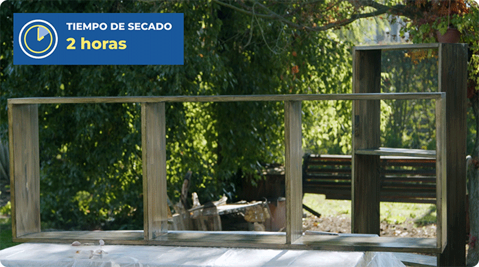 un cajón de madera para hacer un leñero interior recién barnizado y secando por 2 horas.