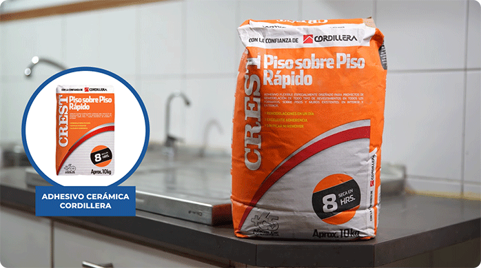 un saco de adhesivo para cerámica Cordillera apoyado sobre el mesón de la cocina.